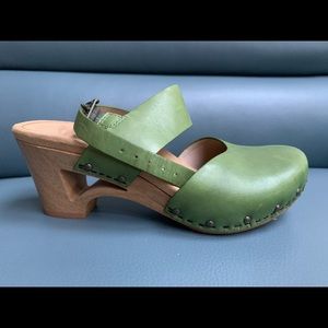Dansko green leather clog, size 37 like new
